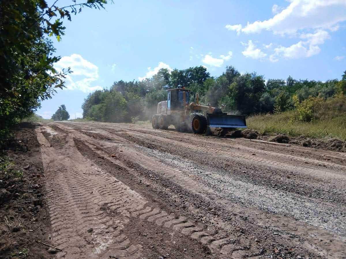 КП «Екосервіс» продовжує підсипання та грейдування доріг громади