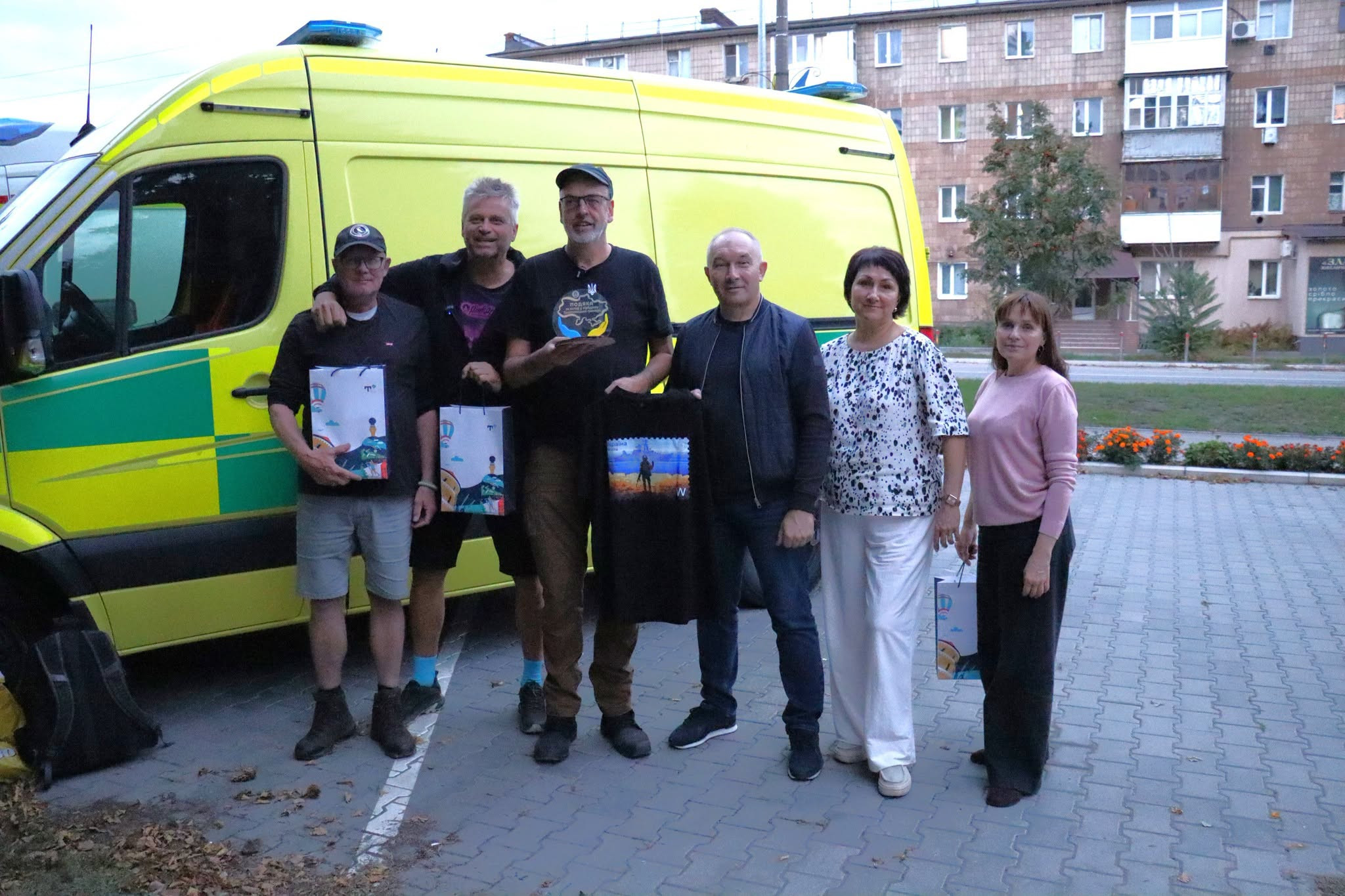 Нідерландські волонтери передали Тростянецькій лікарні дві автівки швидкої допомоги