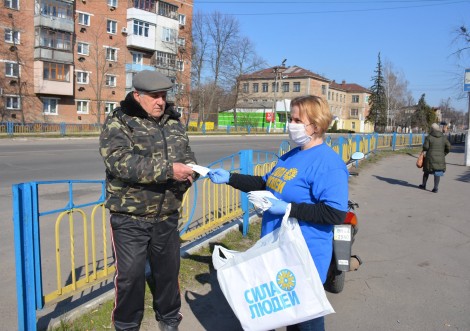 Волонтери продовжують роздавати захисні маски тростянчанам