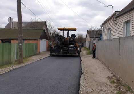 На вул.Жовтневій тривають роботи по вкладанню асфальтного покриття