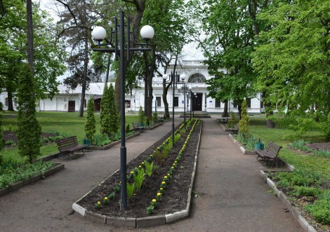 Комунальники заквітчують Тростянець