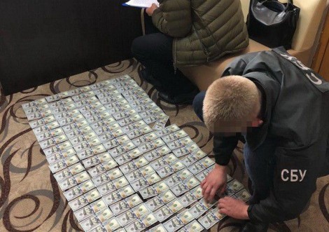 Чиновники привласнили гроші, виділені лікарям