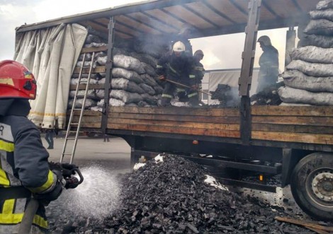 У Тростянці горіла вантажівка з вугіллям