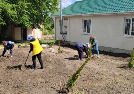 Жителі села Печини спільними зусиллями впорядкували територію біля місцевого храму