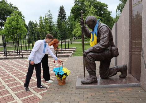 Тростянецькі випускники вшанували пам'ять Героїв