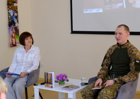Військовий поет Руслан Возний презентував свою творчість у Тростянці