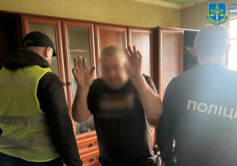 До 5 років позбавлення волі засуджено чоловіка за підпал автомобіля військових у Сумах