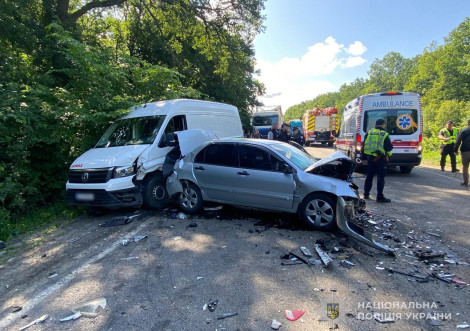 Біля Тростянця у ДТП за участю 5-х автомобілів постраждали 6-ро людей