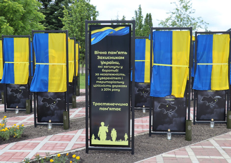 У День Конституції у Тростянці відкрили оновлену Алею Героїв з 85 портретами полеглих