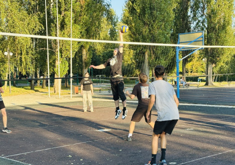 Молодіжний простір на Кеніга провів змагання з волейболу в міському парку