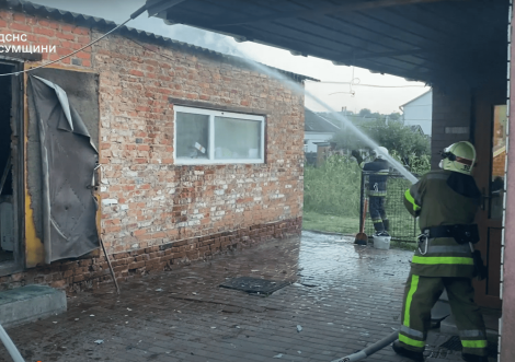 У Тростянці рятувальники ліквідували загоряння гаража
