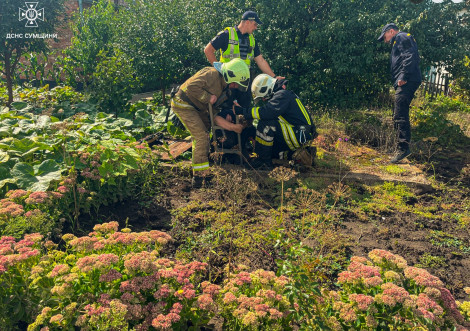 Рятувальники витягли жінку яка провалилась у колодязь на вулиці Кеніга