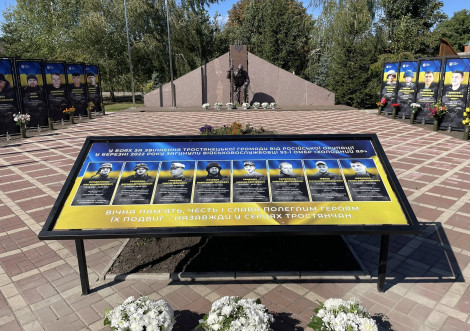 У День міста Тростянець оновили Алею Героїв портретами загиблих воїнів звільнявших громаду