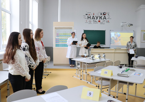 У Тростянці відкрили оновлений кабінет біології та хімії завдяки "Монделіс Україна"