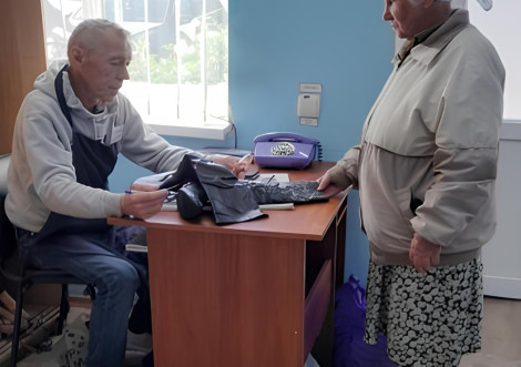 У Центрі надання соціальних послуг працює майстер з ремонту взуття