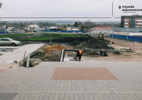 На Привокзальній площі Тростянця тривають відновлювальні роботи