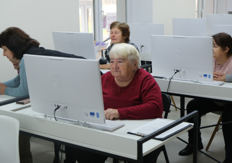 У Тростянецькій бібліотеці стартували заняття з комп'ютерної грамотності для людей елегантного віку