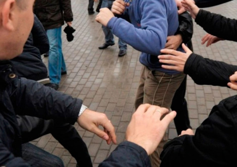 Тростянецька прокуратура засудила двох молодиків за хуліганство та побиття підлітків