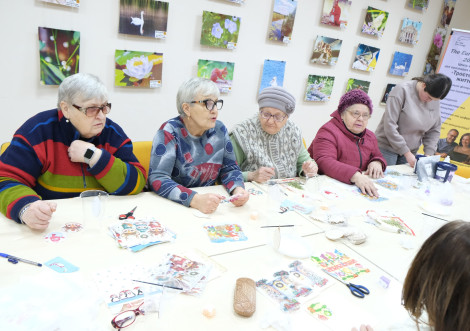 У Тростянці провели арт-терапевтичне заняття з виготовлення різдвяних іграшок