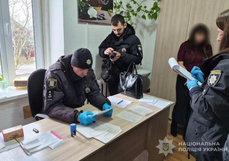 Завідувачку медичного відділення у Охтирці викрили на отриманні хабаря за видачу довідок без огляду
