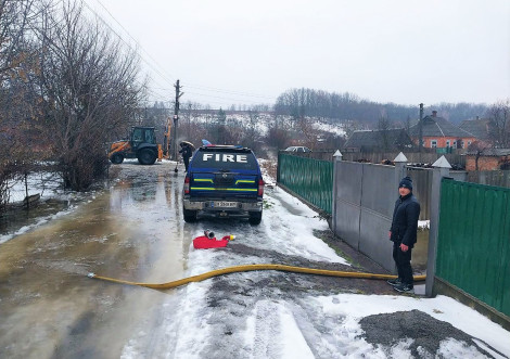 Комунальні служби Тростянця всі вихідні ліквідовували підтоплення після танення снігу
