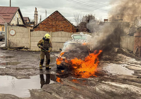 У Тростянці рятувальники загасили палаючий автомобіль