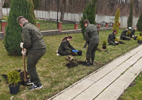Учні шкільного лісництва «Нескучанське» долучилися до озеленення території надлісництва