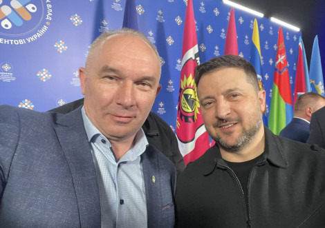 Юрій Бова подарував Президенту Зеленському книгу про Тростянець та пам'ятні сувеніри