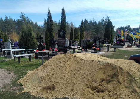 КП «Міська ритуальна служба» завезла пісок на кладовища Тростянця до Великодня