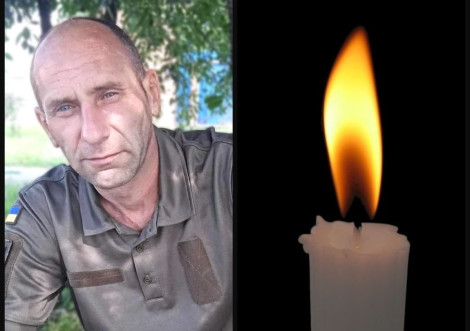 Тростянець схиляє голову перед Героєм Андрієм Золотухіним