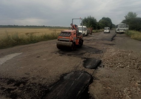 Міська громада допомагає ремонтувати районні дороги