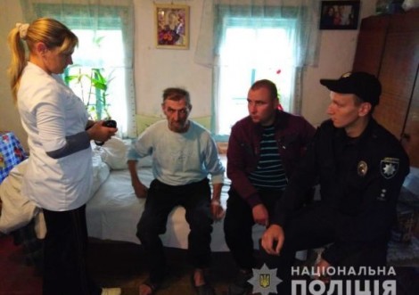 На Сумщині поліція врятувала життя чоловікові, якого засмоктало в болоті
