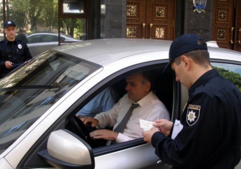 В яких випадках водії зобов'язані показувати посвідчення