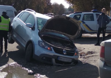 В центрі міста провалився автомобіль