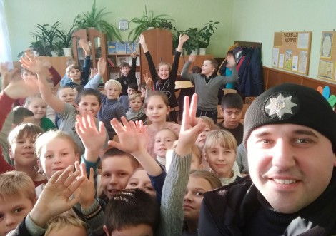 Поліцейські переймаються безпекою дітей на вулиці