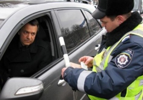 Водій зобов’язаний включити «аварійку», якщо його зупинила поліція.
