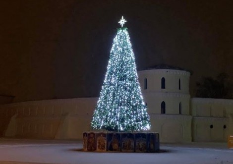 У Тростянці встановлюють новорічну ялинку