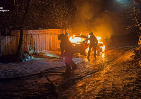 Рятувальники загасили автомобіль, що загорівся на вулиці Нескучанській