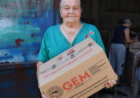 Тростянчани віком 75-80 років отримують продуктові набори від фонду GEM