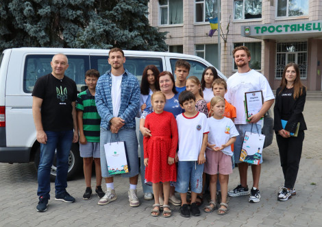 Багатодітна родина Савченків з Білки отримала мікроавтобус від нідерландського волонтера