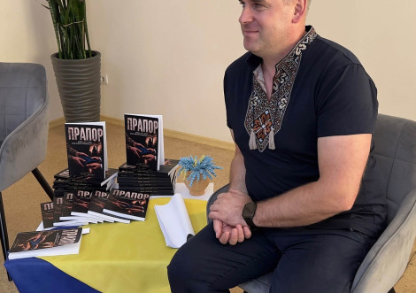 У Тростянецькій бібліотеці презентували дебютну книгу земляка Антона Яценка