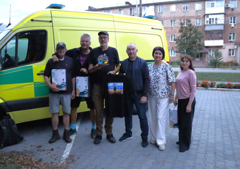 Нідерландські волонтери передали Тростянецькій лікарні дві автівки швидкої допомоги